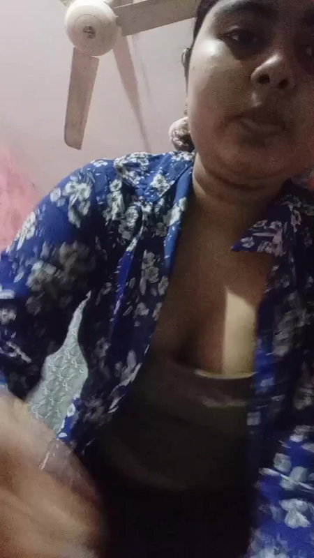 Desi Bhabhi Apney Asset Dikhatey Huay