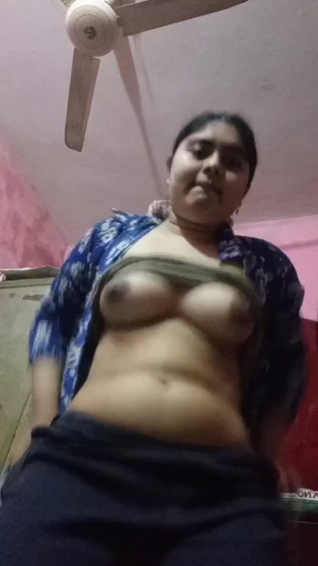 Desi Bhabhi Apney Asset Dikhatey Huay