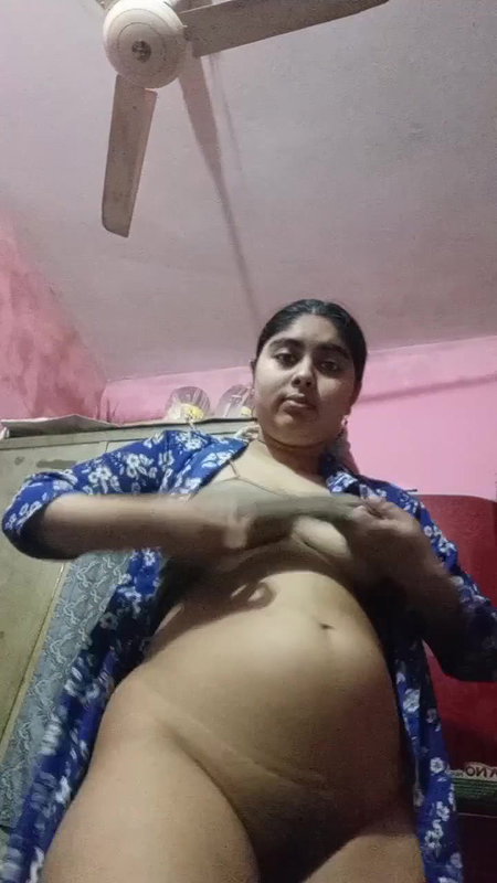 Desi Bhabhi Apney Asset Dikhatey Huay