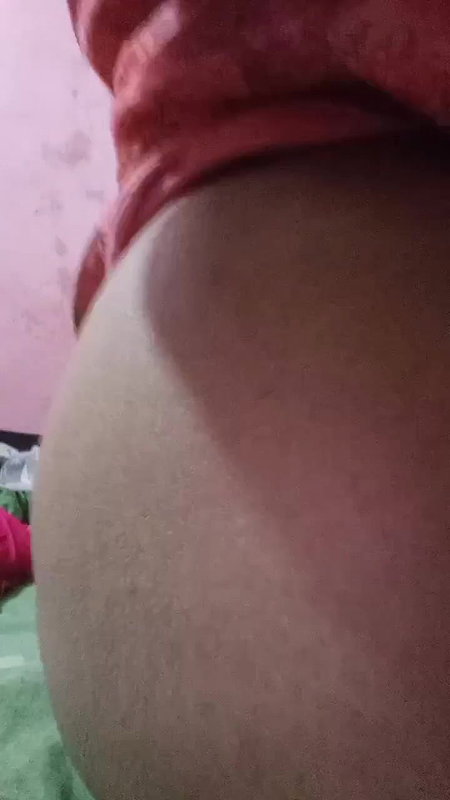 Desi Bhabhi Apni Choor Main Ungli ker Rahi Hai