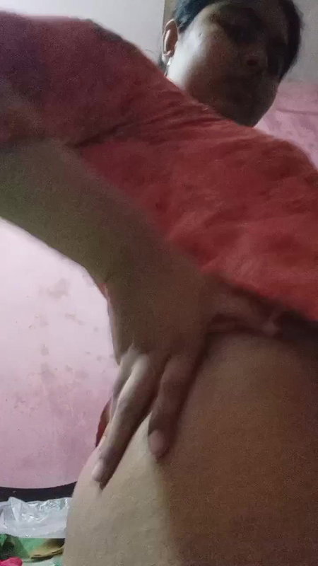 Desi Bhabhi Apni Choor Main Ungli ker Rahi Hai