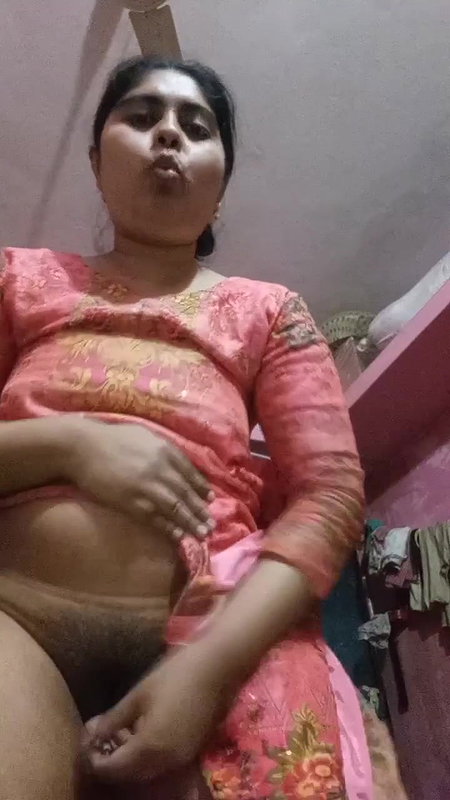 Desi Bhabhi Apni Choor Main Ungli ker Rahi Hai