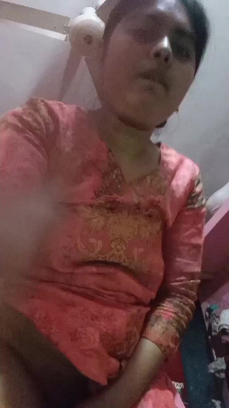 Desi Bhabhi Apni Choor Main Ungli ker Rahi Hai