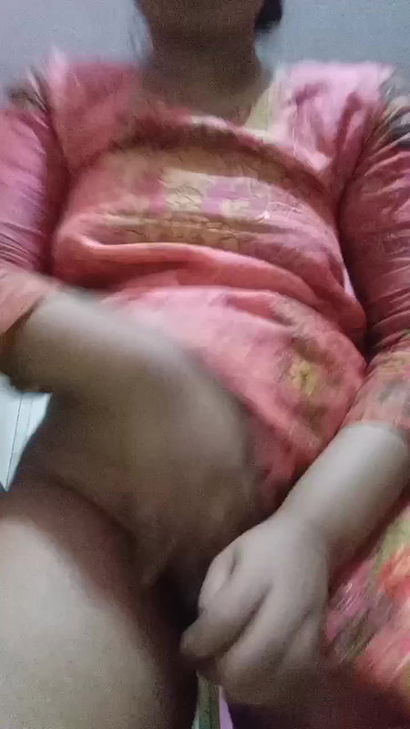 Desi Bhabhi Apni Choor Main Ungli ker Rahi Hai