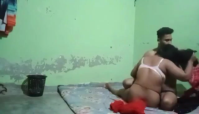 devar ne bhabhi ko jamen pe letake choda
