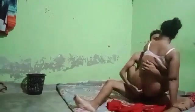 devar ne bhabhi ko jamen pe letake choda