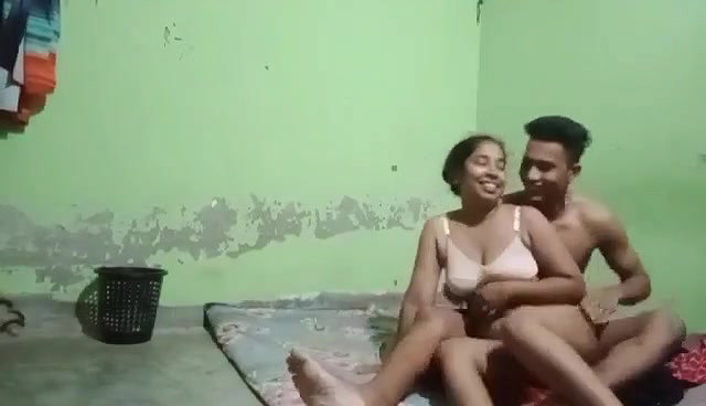devar ne bhabhi ko jamen pe letake choda