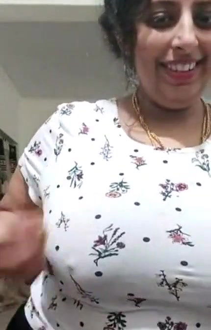 tanker bhabhi showing big boobs