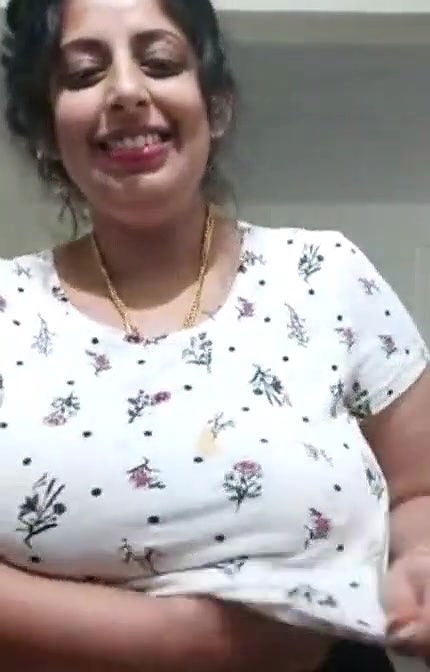 tanker bhabhi showing big boobs