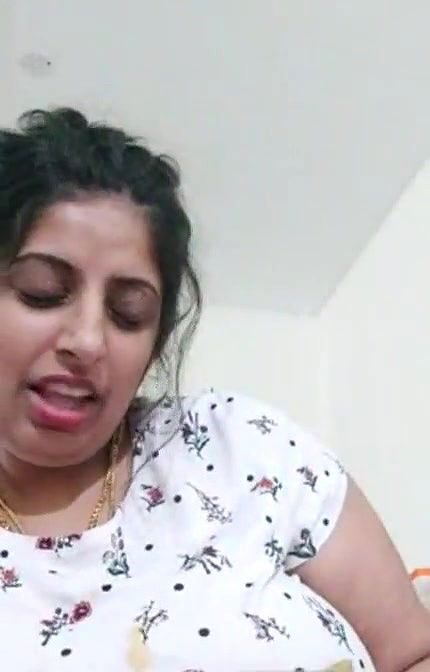 tanker bhabhi showing big boobs