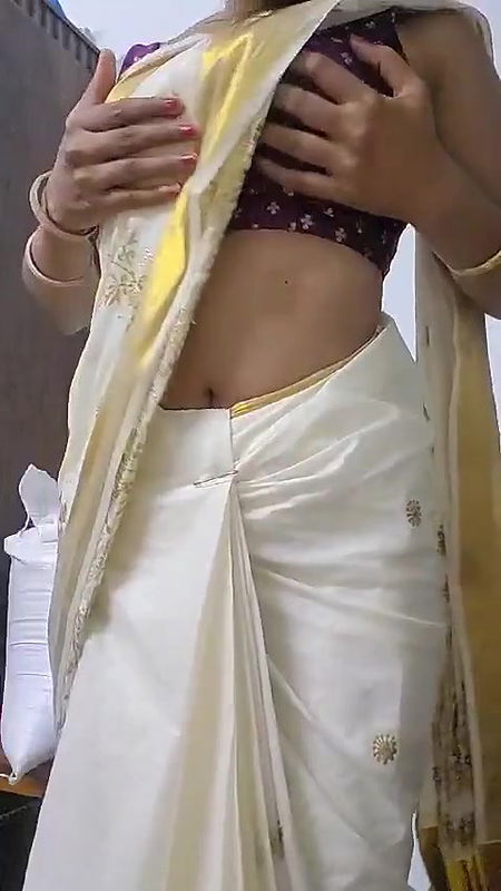 mallu girl taking of saree