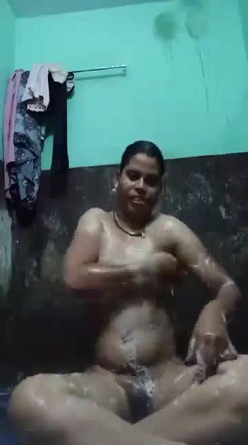 ddehati bhabhi nude bathing