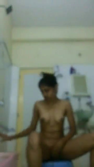 desi dusky girl bathing