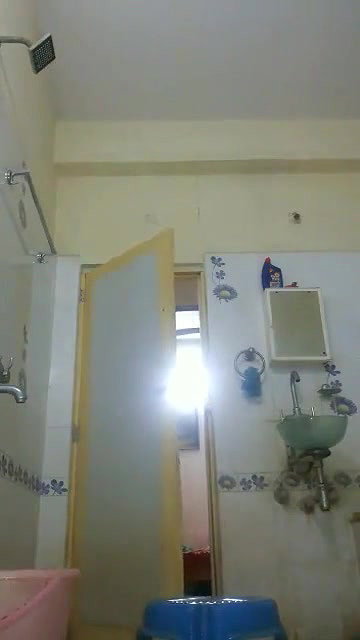 desi dusky girl bathing