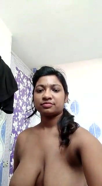 Desi girl show her big boobs