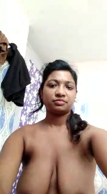 Desi girl show her big boobs