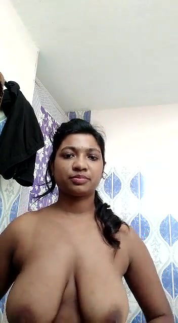 Desi girl show her big boobs