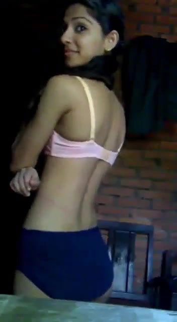 slim girl nude boobs show