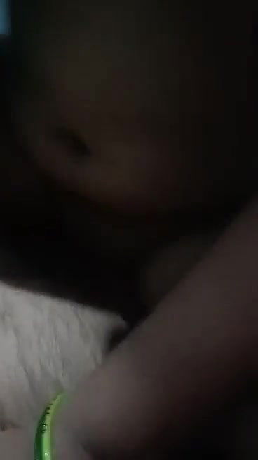 almond oil land me laga kar baith gayi