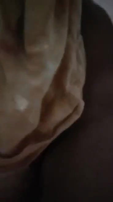 almond oil land me laga kar baith gayi