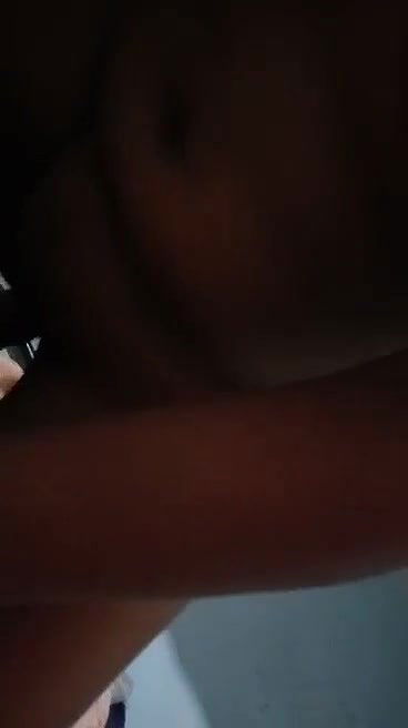 almond oil land me laga kar baith gayi