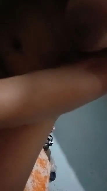 almond oil land me laga kar baith gayi