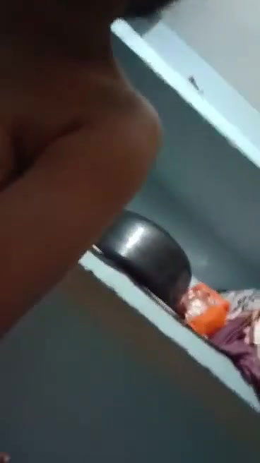 almond oil land me laga kar baith gayi