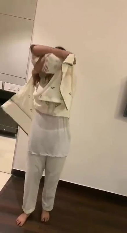 hotel me girlfriend ko sare kapde utaraye