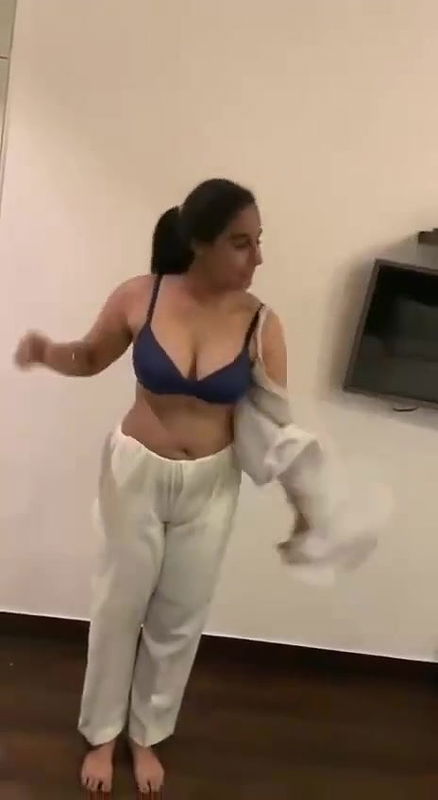 hotel me girlfriend ko sare kapde utaraye