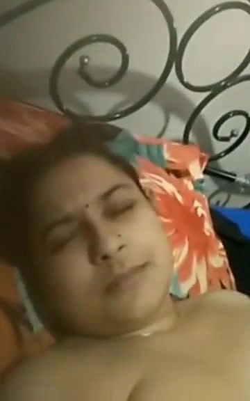 Desi Bhabhi show her Nude Video