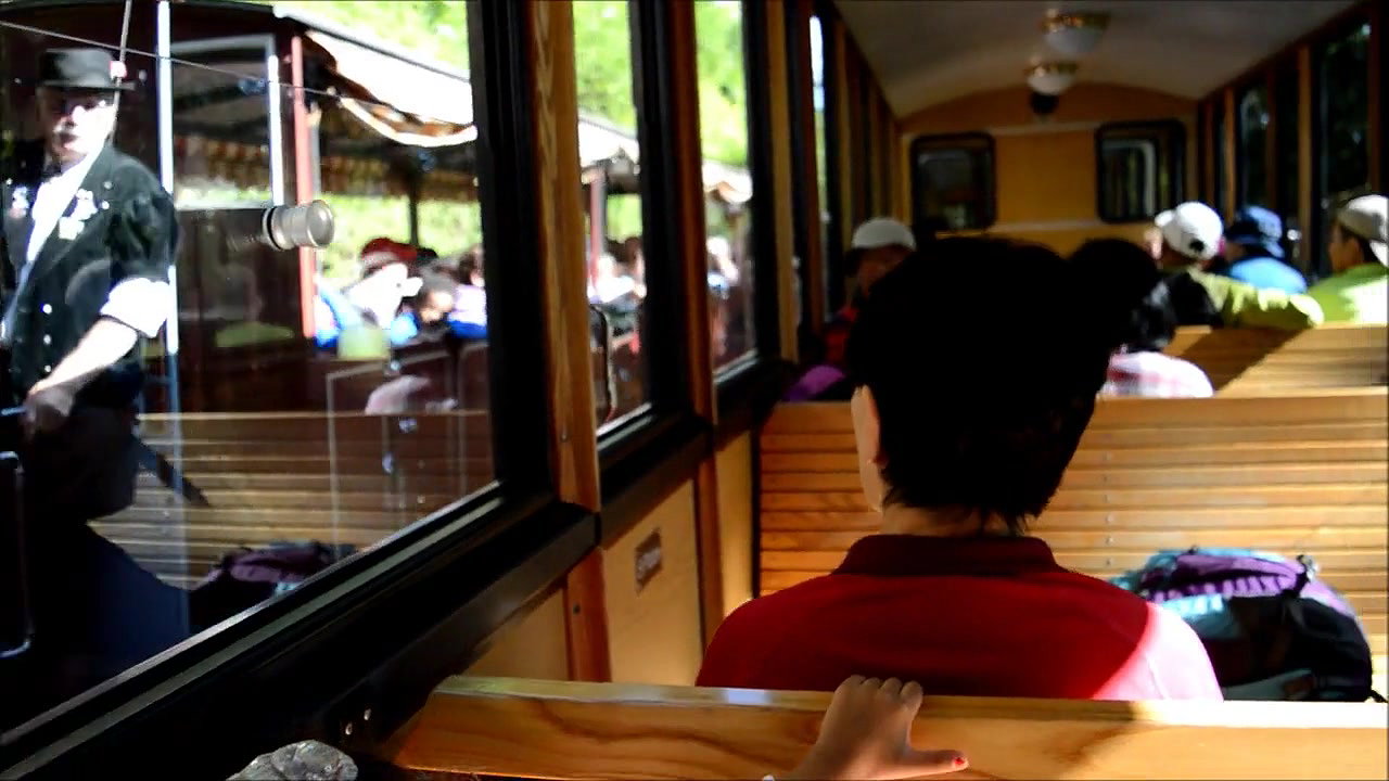 tang uthake chut dikhayi train pe
