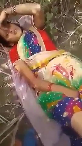 bhabhi ko khet mein lejake choda