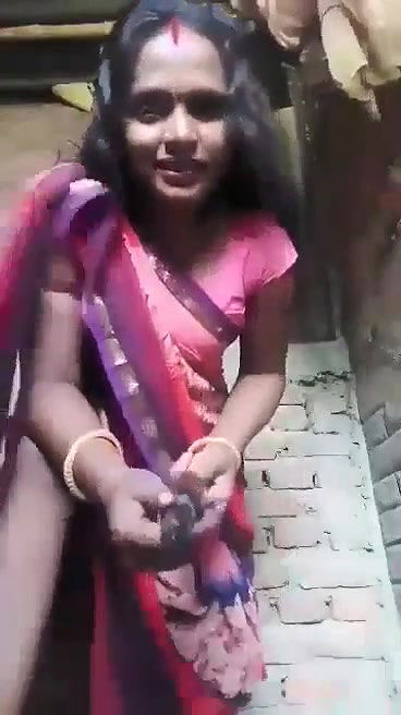 saree uthake bhabhi chut mein belan ghusayi