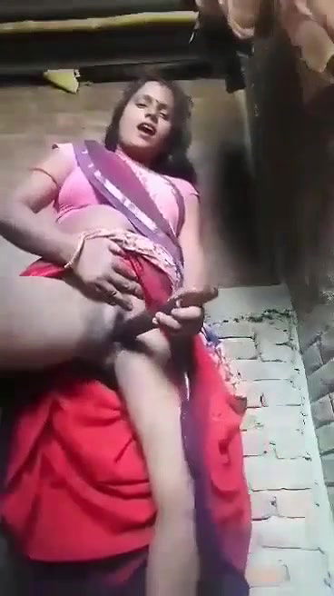 saree uthake bhabhi chut mein belan ghusayi