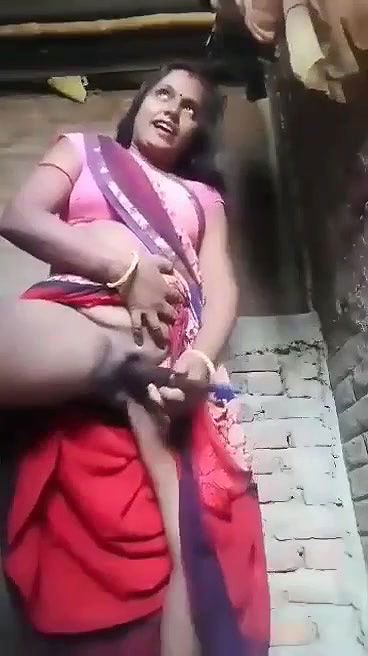 saree uthake bhabhi chut mein belan ghusayi