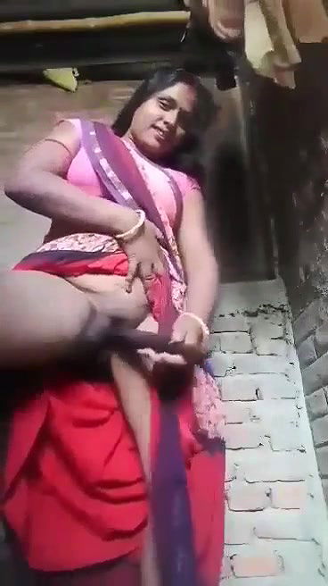 saree uthake bhabhi chut mein belan ghusayi