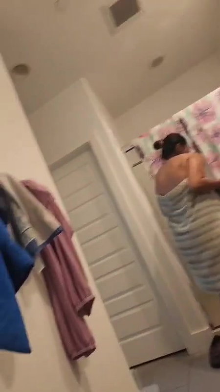 Bhabhi Ne Towel Opper Ker K Gand Dikhai