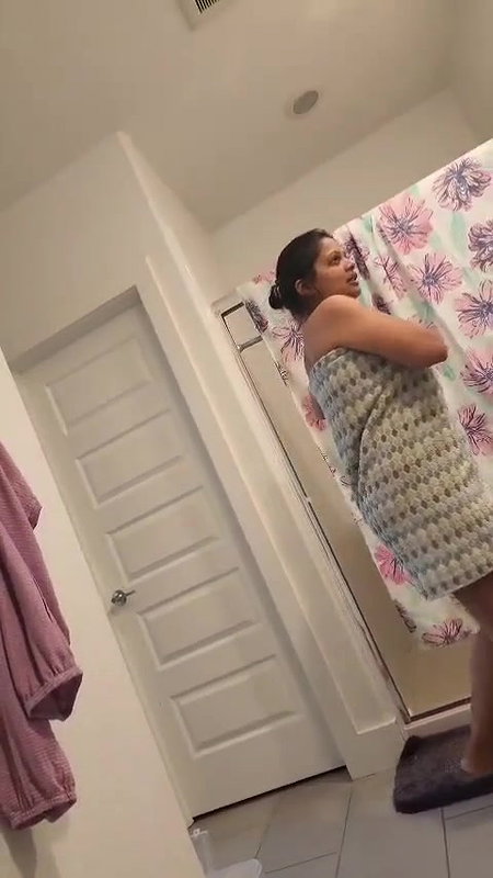 Bhabhi Ne Towel Opper Ker K Gand Dikhai