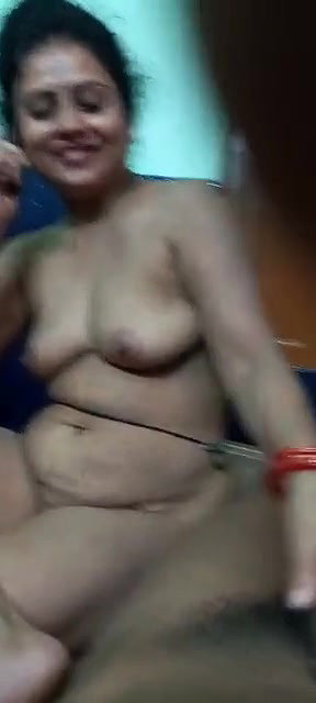 phone mein bat krte hue handjob