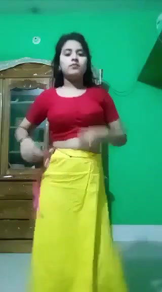hot ladki ne saree kholke nude dikhayi