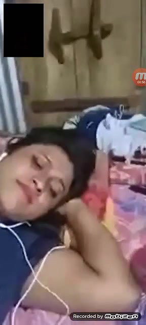 ladki ne video call mein apni chuche dikhayi