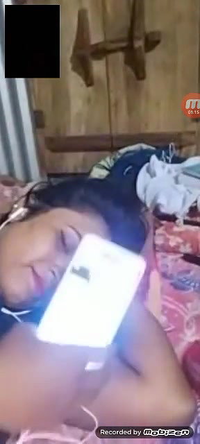 ladki ne video call mein apni chuche dikhayi