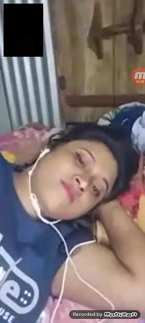 ladki ne video call mein apni chuche dikhayi