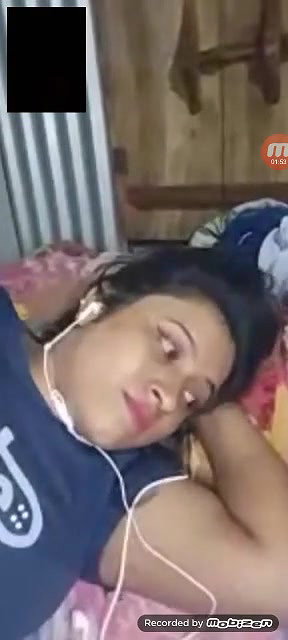 ladki ne video call mein apni chuche dikhayi
