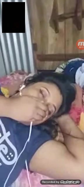 ladki ne video call mein apni chuche dikhayi