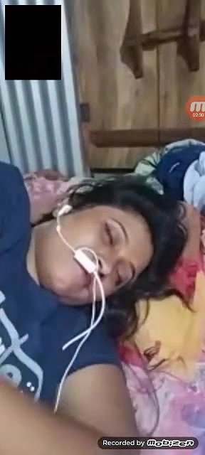 ladki ne video call mein apni chuche dikhayi