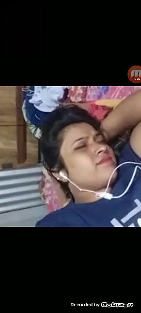 ladki ne video call mein apni chuche dikhayi