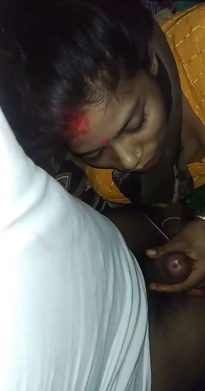 saree wearing bhabhi blowjob