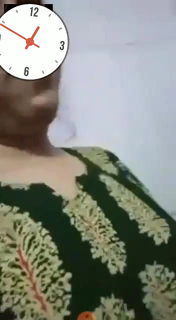 video call mein bhabhi ne chuche dikhayi
