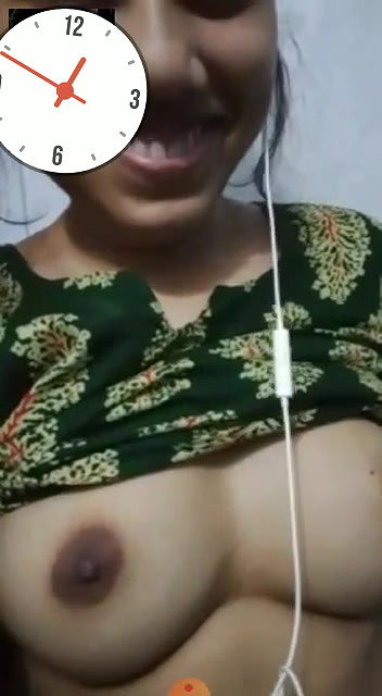 video call mein bhabhi ne chuche dikhayi